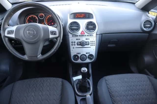 Opel Corsa (2013) thumbnail 3