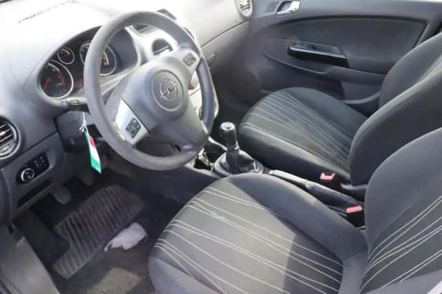 Opel Corsa (2010) thumbnail 3
