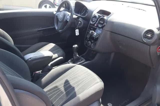 Opel Corsa (2010) thumbnail 4