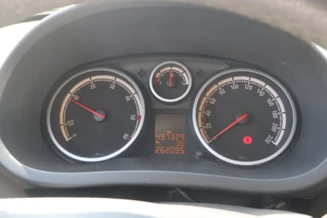Opel Corsa (2010) thumbnail 5