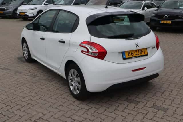 Peugeot 208 (2012) thumbnail 4