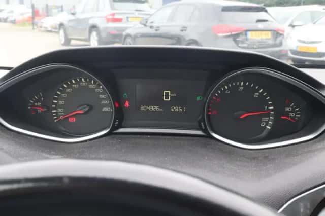 Peugeot 308 (2014) thumbnail 6