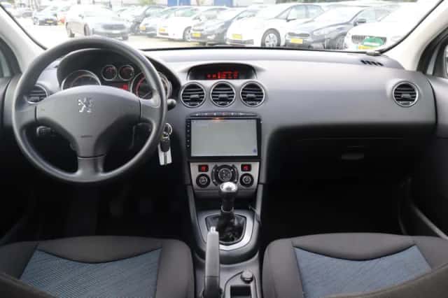 Peugeot 308 (2011) thumbnail 4