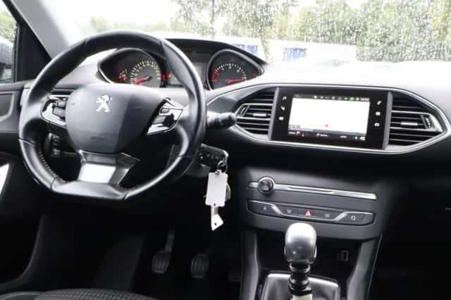 Peugeot 308 (2017) thumbnail 6