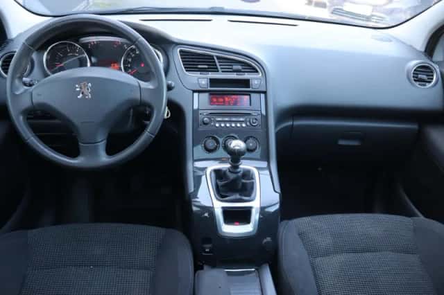 Peugeot 5008 (2011) thumbnail 3