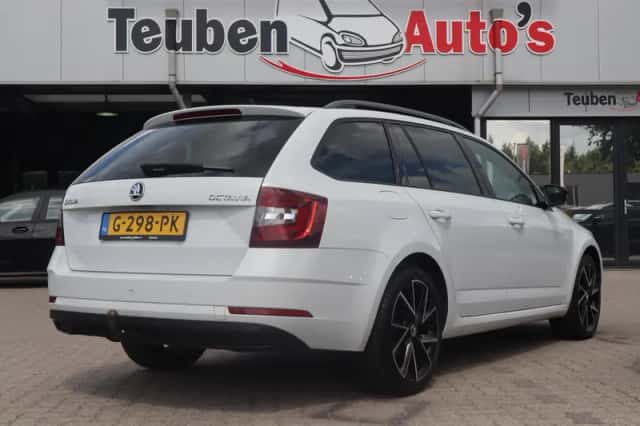 Škoda Octavia (2019) thumbnail 3