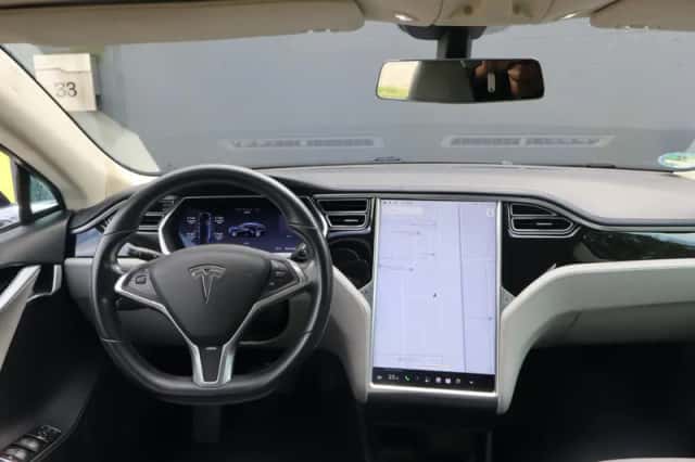 Tesla Model S (2014) thumbnail 3