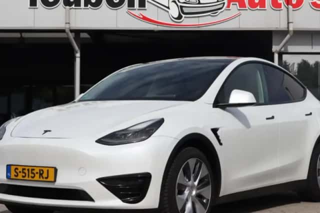 Tesla Model Y (2023) thumbnail 1