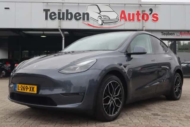 Tesla Model Y (2021) thumbnail 2