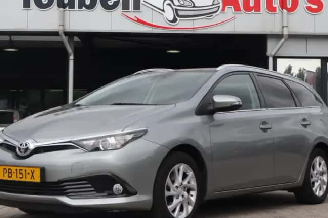 Toyota Auris (2017) thumbnail 1
