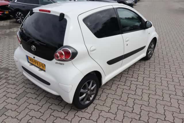 Toyota Aygo (2011) thumbnail 4