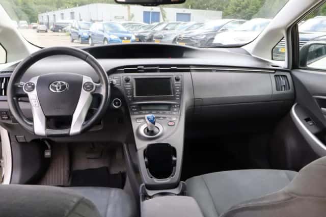 Toyota Prius (2011) thumbnail 3