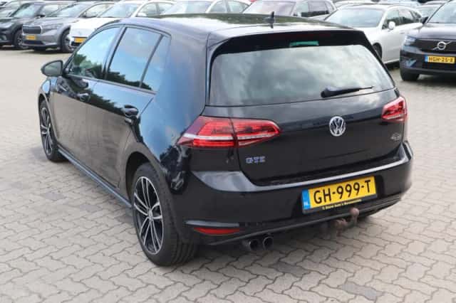 Volkswagen Golf (2015) thumbnail 4