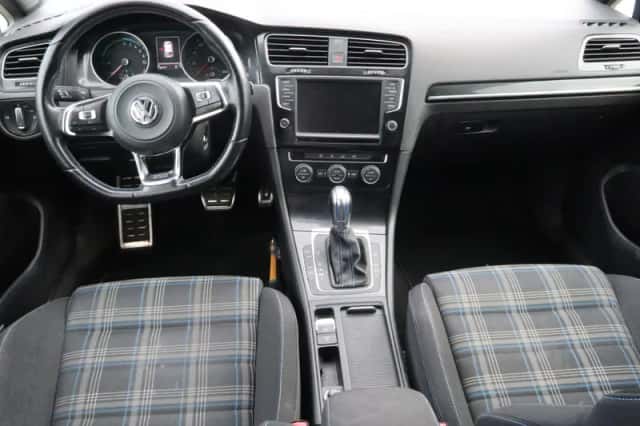 Volkswagen Golf (2015) thumbnail 5