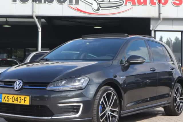 Volkswagen Golf (2016) thumbnail 1