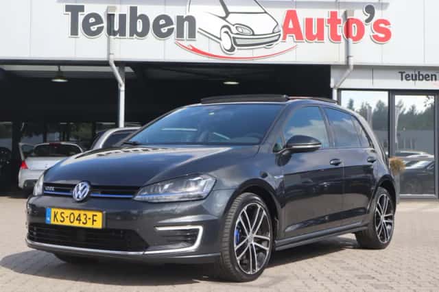 Volkswagen Golf (2016) thumbnail 2