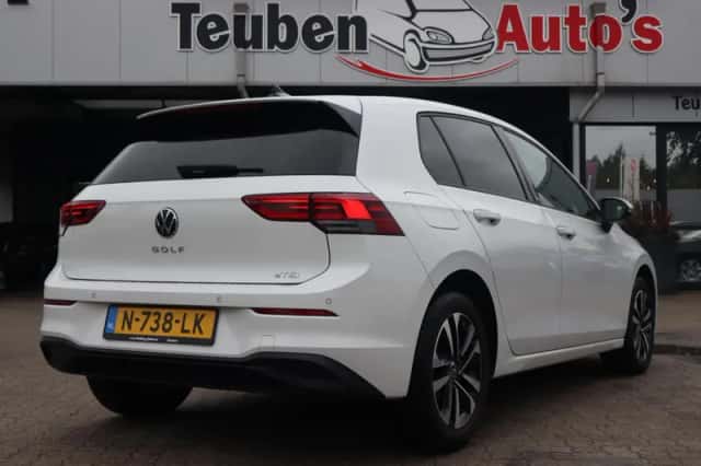 Volkswagen Golf (2021) thumbnail 2