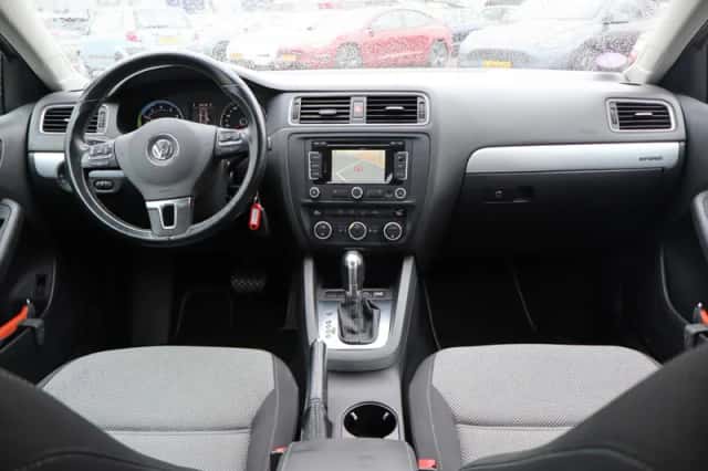 Volkswagen Jetta (2013) thumbnail 4