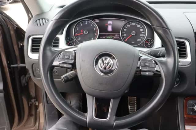 Volkswagen Touareg (2010) thumbnail 3