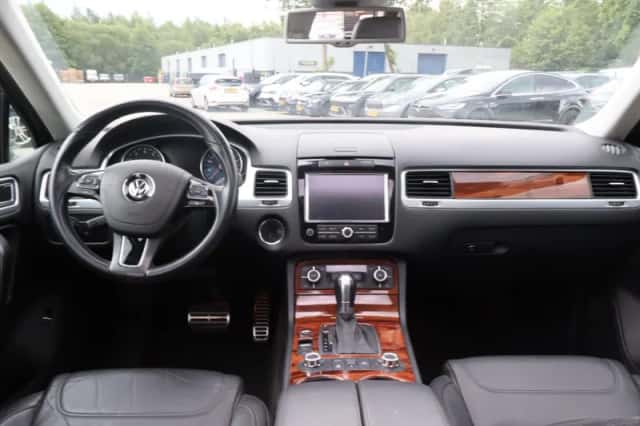 Volkswagen Touareg (2010) thumbnail 5