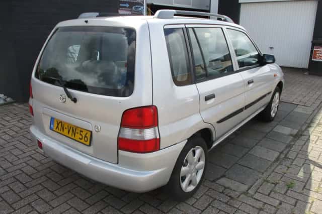 Mazda Demio (1999) thumbnail 4