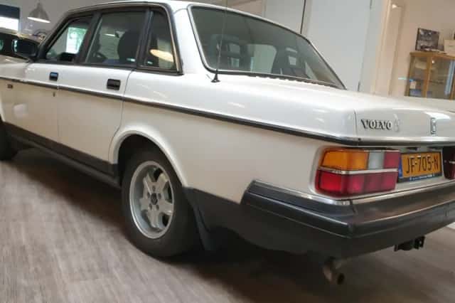 Volvo 240 (1990) thumbnail 5