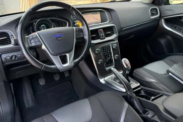 Volvo V40 (2013) thumbnail 3