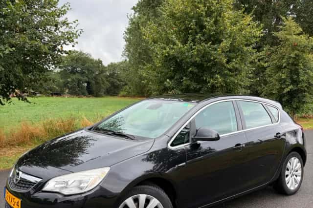 Opel Astra (2010) thumbnail 1