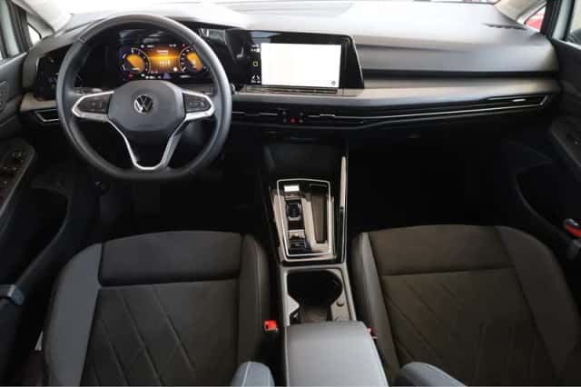 Volkswagen Golf (2023) thumbnail 3