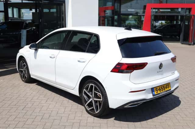 Volkswagen Golf (2023) thumbnail 4