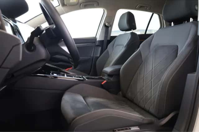 Volkswagen Golf (2023) thumbnail 5
