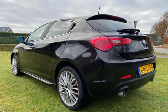 Alfa Romeo Giulietta (2015) thumbnail 2
