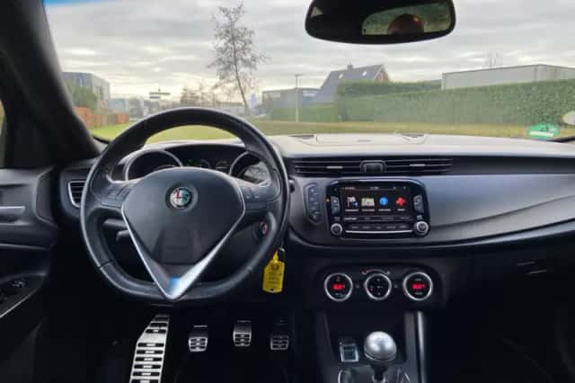 Alfa Romeo Giulietta (2015) thumbnail 5