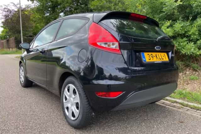 Ford Fiesta (2010) thumbnail 2