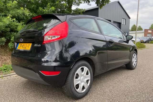 Ford Fiesta (2010) thumbnail 3