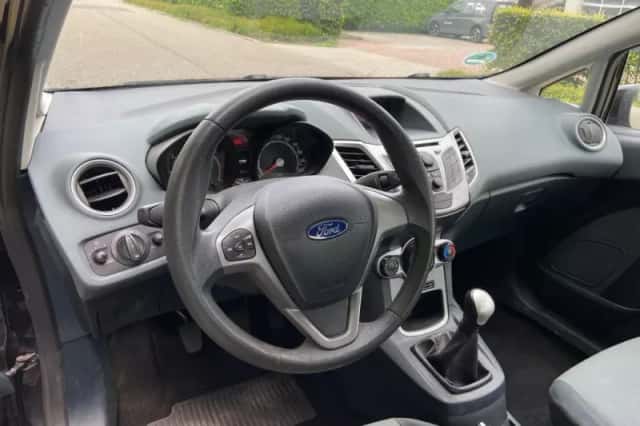 Ford Fiesta (2010) thumbnail 5