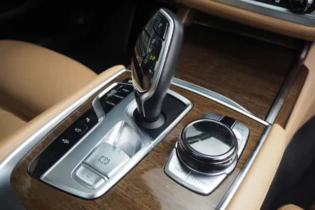 BMW 740li (2016) thumbnail 17