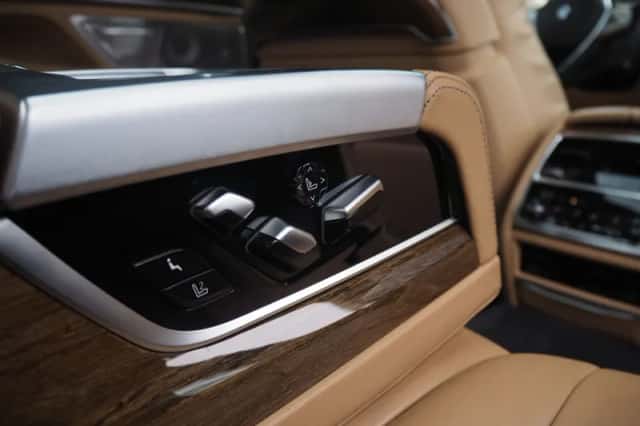 BMW 740li (2016) thumbnail 23