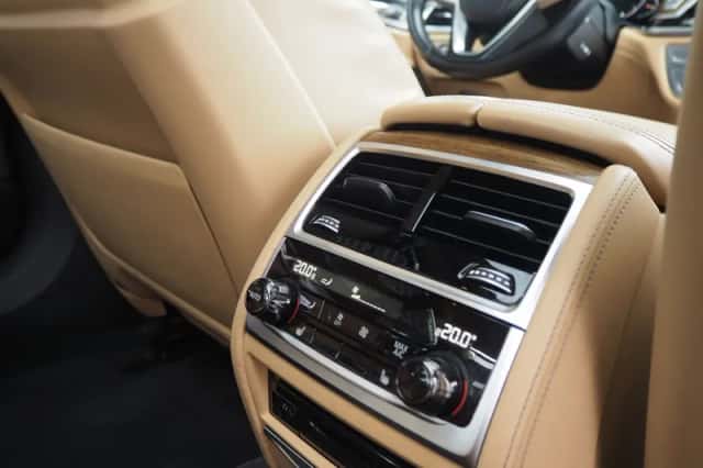BMW 740li (2016) thumbnail 24