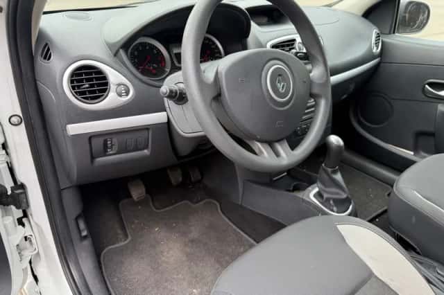 Renault Clio (2011) thumbnail 3
