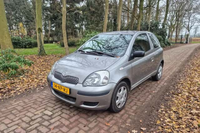 Toyota Yaris (2004) thumbnail 2
