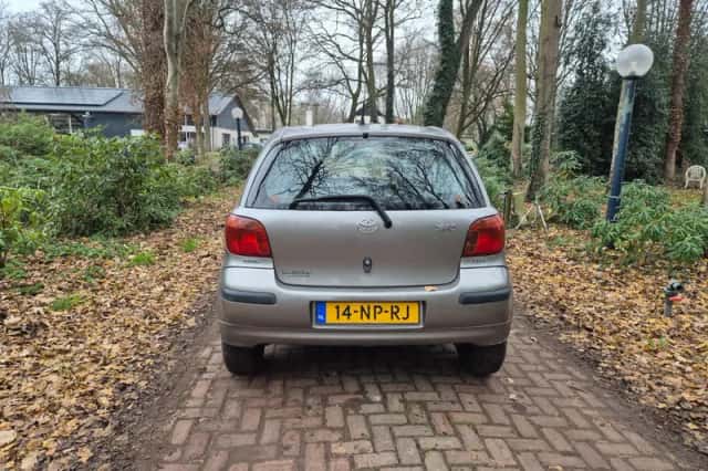 Toyota Yaris (2004) thumbnail 5