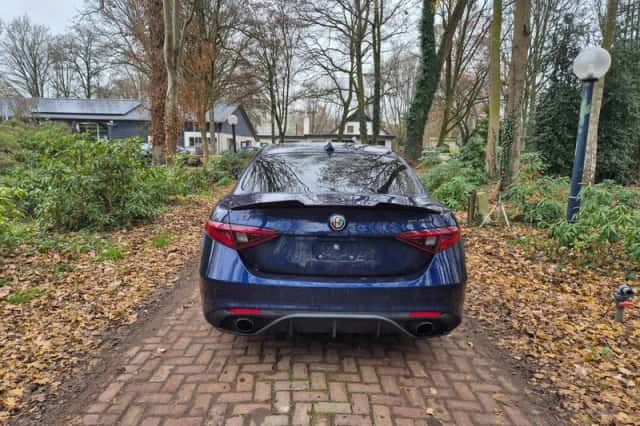 Alfa Romeo Giulia (2017) thumbnail 5