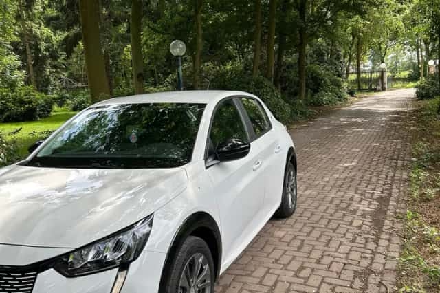 Peugeot e-208 (2023) thumbnail 2