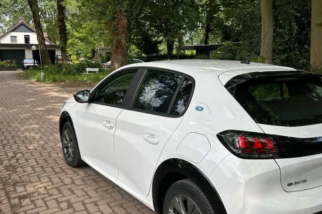 Peugeot e-208 (2023) thumbnail 3