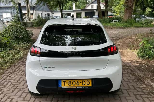 Peugeot e-208 (2023) thumbnail 4