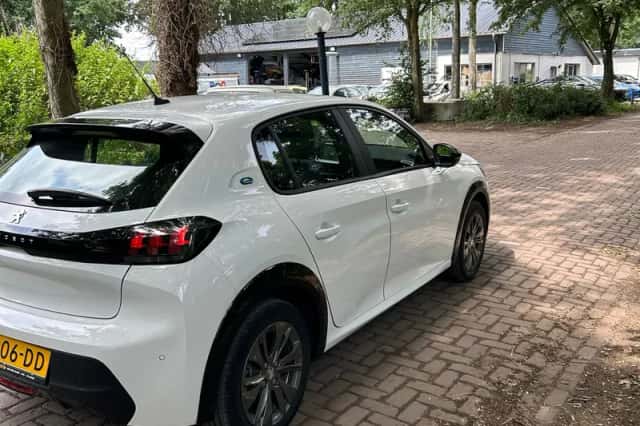 Peugeot e-208 (2023) thumbnail 5
