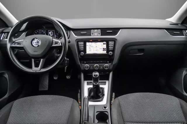 Škoda Octavia (2017) thumbnail 3