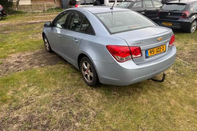 Chevrolet Cruze (2009) thumbnail 3