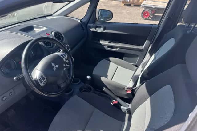 Mitsubishi Colt (2012) thumbnail 5